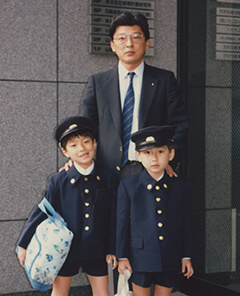 重義と二人の息子の写真